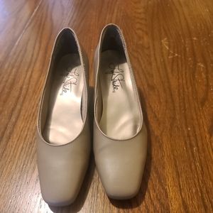 Life Stride Women's Taupe Pump Heels Faux Patent Leather Size 6.5